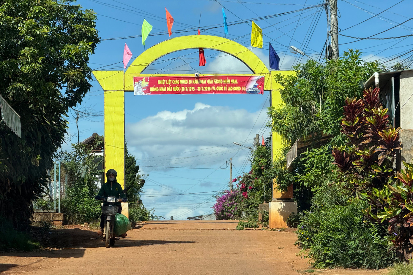 Năm 2025, huyện Di Linh đặt mục tiêu hoàn thành xây mới hoặc sửa chữa 102 căn nhà cho người dân khó khăn. Năm 2025, huyện Di Linh đặt mục tiêu hoàn thành xây mới hoặc sửa chữa 102 căn nhà cho người dân khó khăn.