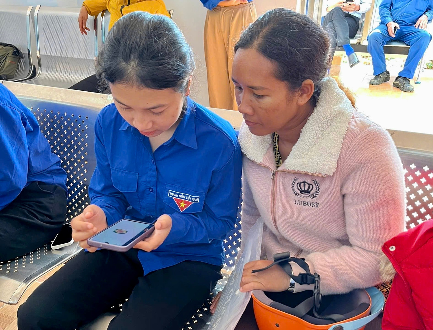 Anh Nguyễn Tuấn Anh - Bí thư Đoàn xã Lạc Dương chia sẻ, địa phương có diện tích tự nhiên lớn nhất tỉnh Lâm Đồng với hơn 828km², quy mô dân số khoảng 14.000 người, trong đó có hơn 12.000 người dân tộc thiểu số (chiếm gần 88% dân số toàn xã). Những ngày đầu, các bạn ĐVTN phải kèm tay chỉ việc, kiên nhẫn hướng dẫn từng bước để người dân có thể tiếp cận được với các dịch vụ số.