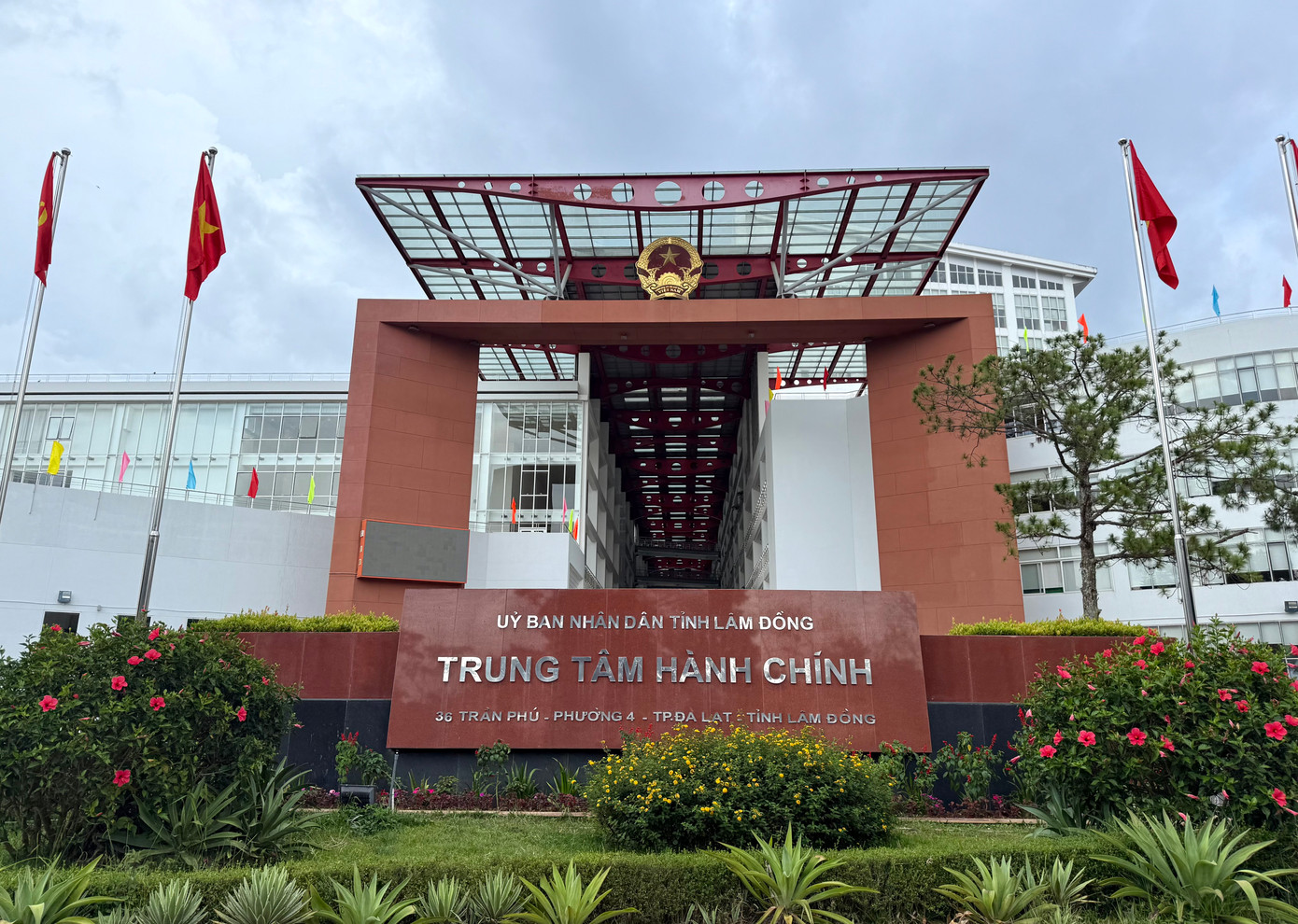 Trụ sở Trung tâm hành chính tỉnh Lâm Đồng hiện tại. Trụ sở Trung tâm hành chính tỉnh Lâm Đồng hiện tại.