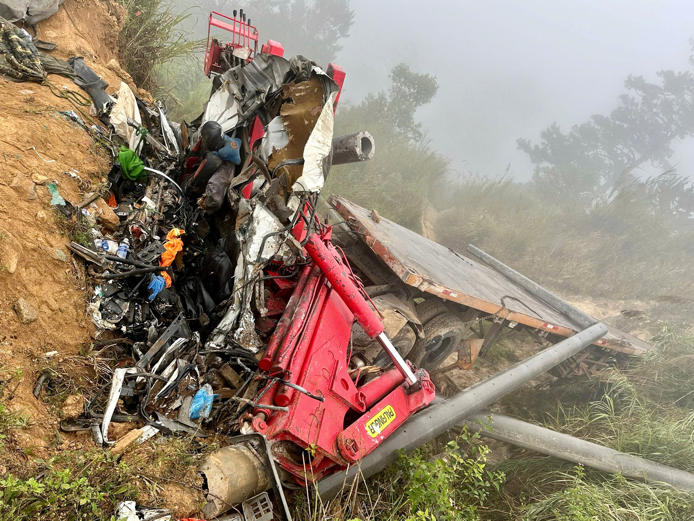Tại hiện trường, phần đầu chiếc xe bị hư hỏng nặng, ngổn ngang các cột điện bê tông.