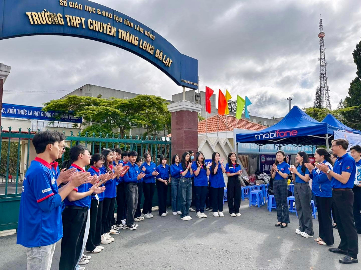 Riêng ngày 26/6, 40 đội “Tiếp sức mùa thi” với hơn 1.000 tình nguyện viên ở Lâm Đồng ra quân, hỗ trợ gần 17.000 thí sinh trong ngày thi đầu tiên kỳ thi tốt nghiệp THPT Quốc gia 2025.