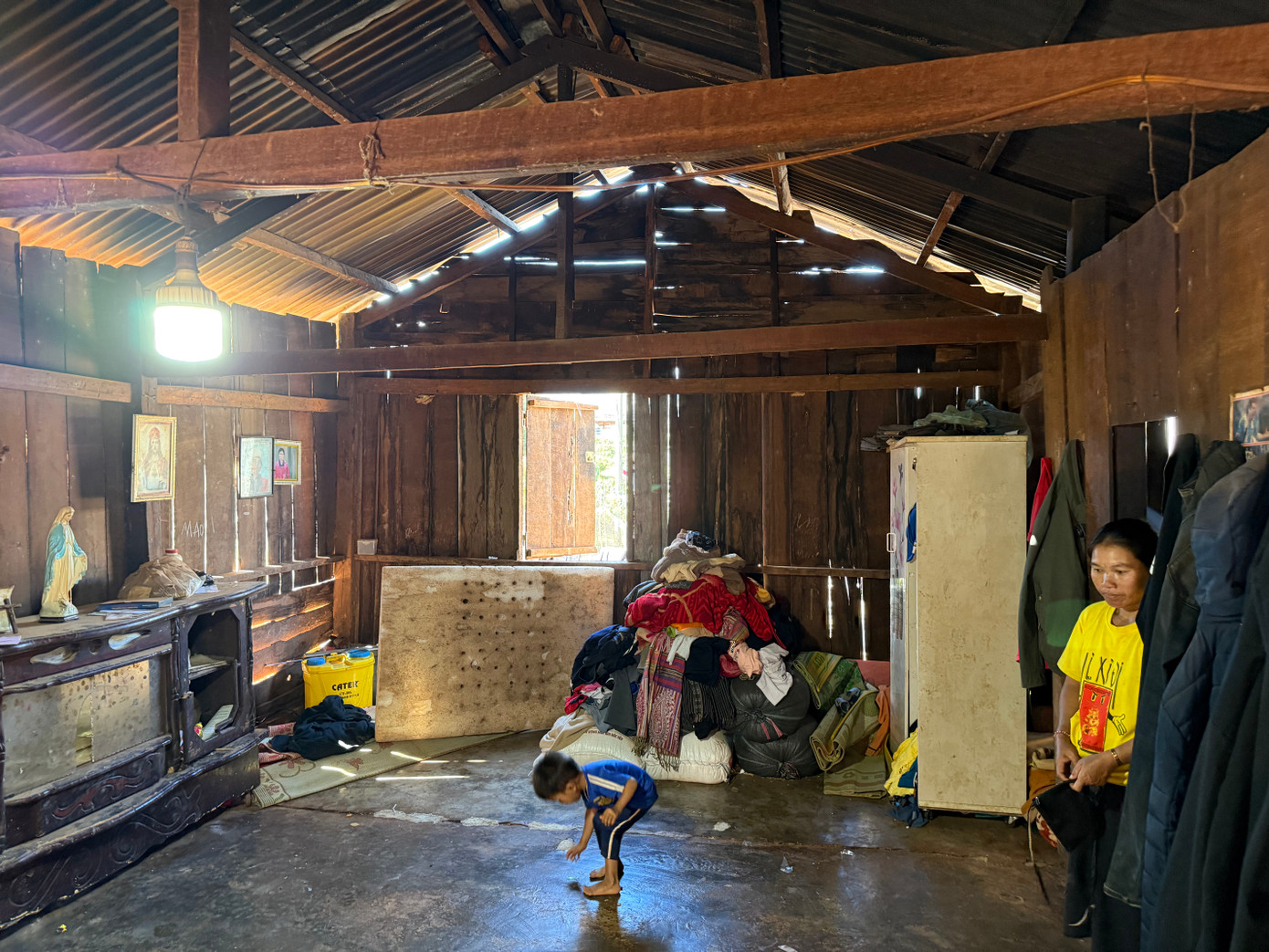 Căn nhà của gia đình ông K’Tôs hiện tại - nơi sinh sống của 9 người. Căn nhà của gia đình ông K’Tôs hiện tại - nơi sinh sống của 9 người.