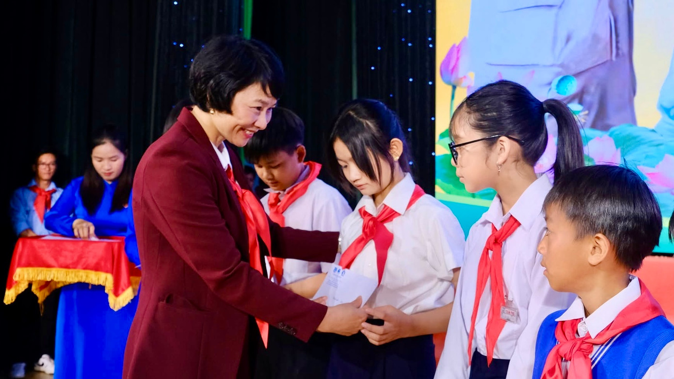 Ban Tổ chức trao tặng phần quà, học bổng cho các em học sinh vượt khó học tốt.