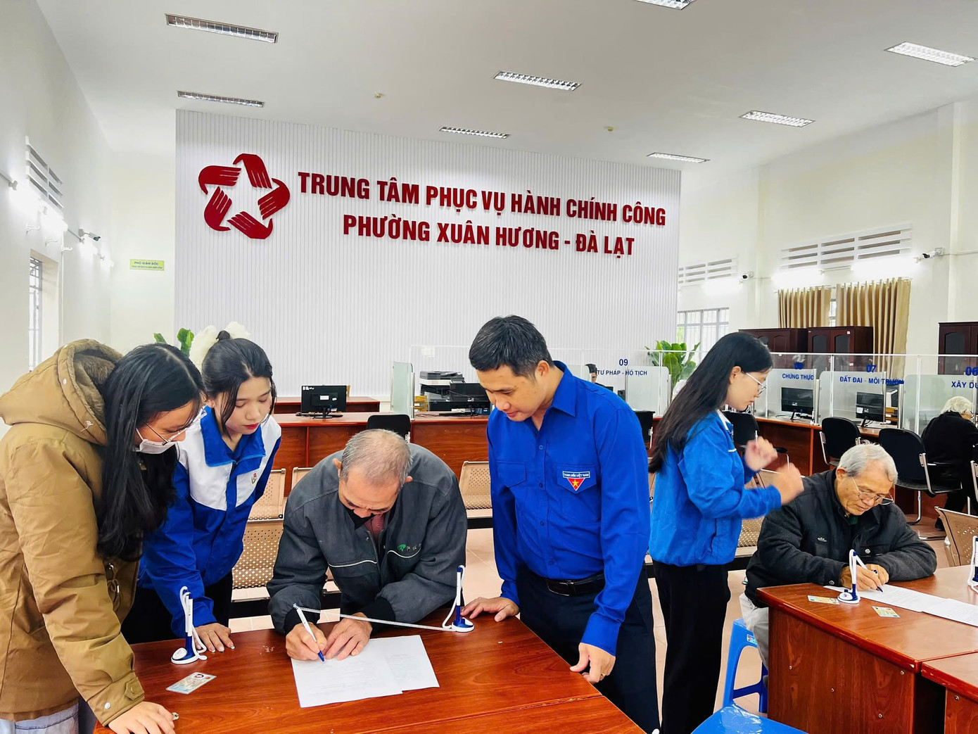 Sáng 7/7, 124 đội hình thanh niên tình nguyện với hơn 1.170 đoàn viên, thanh niên Lâm Đồng đồng loạt ra quân hỗ trợ vận hành chính quyền địa phương 2 cấp (cấp tỉnh và cấp xã) và cung cấp dịch vụ công trực tuyến.