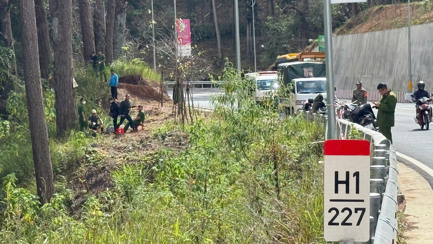 Công an phong toả hiện trường điều tra vụ việc. Công an phong toả hiện trường điều tra vụ việc.