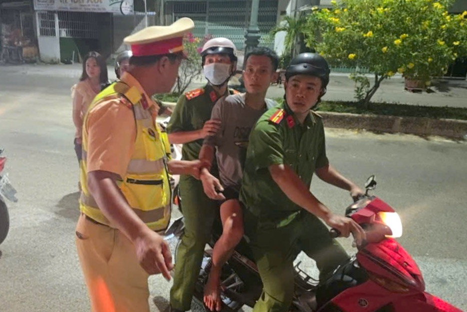 Các đối tượng bị bắt tại một nhà nghỉ trên địa bàn xã Liên Hương. (Ảnh: CTV).