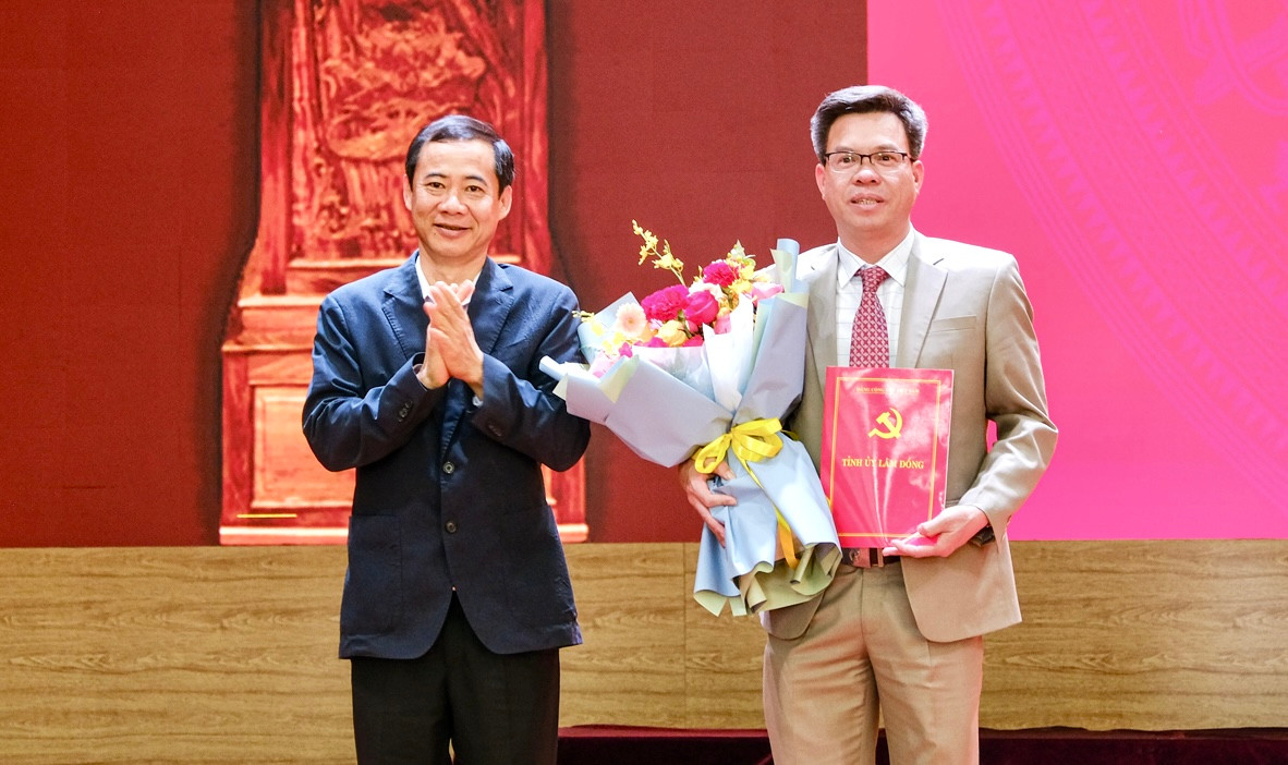 Quyền Bí thư Tỉnh uỷ Lâm Đồng Nguyễn Thái Học trao quyết định cho tân Phó Bí thư Huyện uỷ Đơn Dương Nguyễn Văn Hữu.