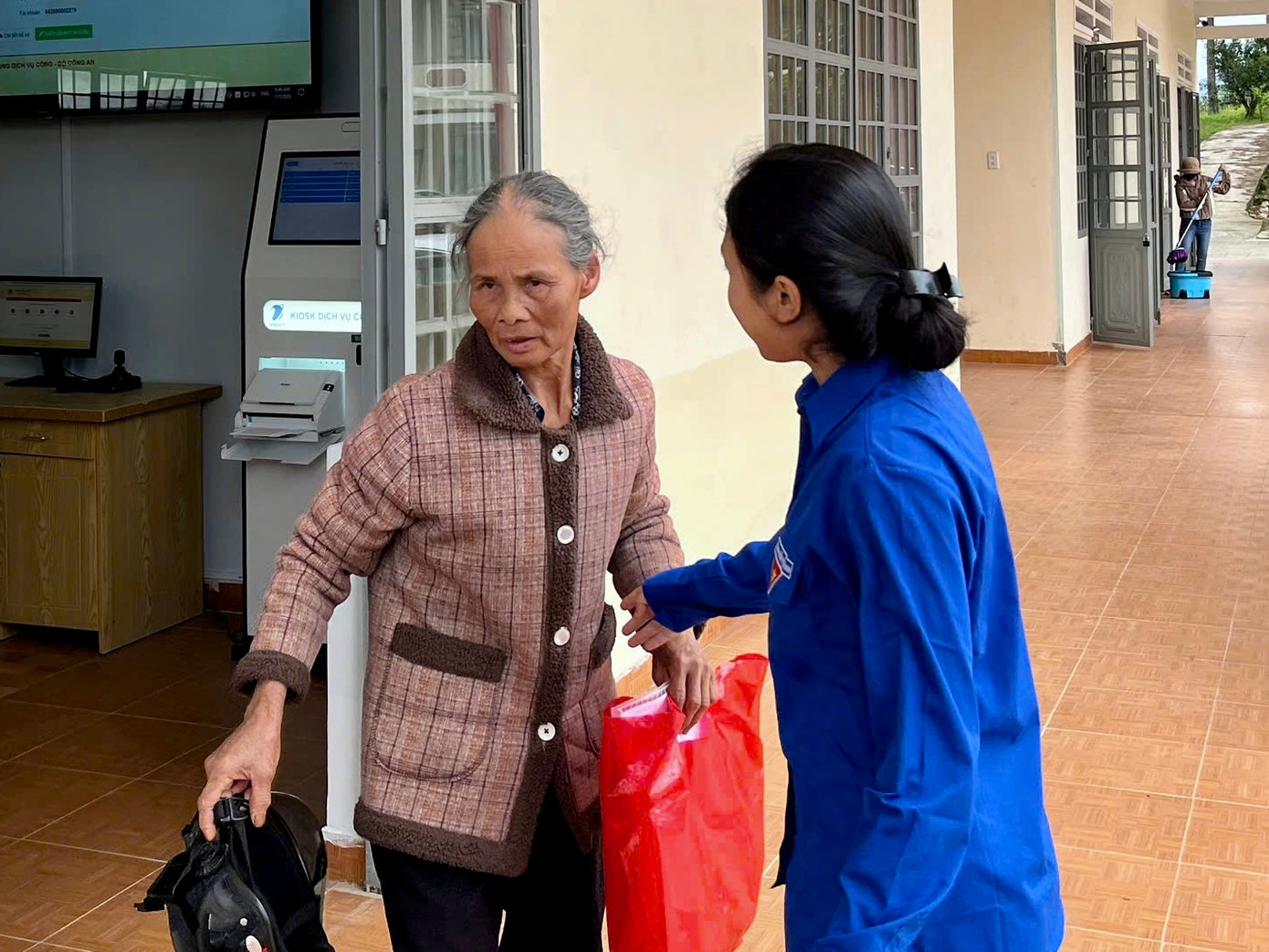 Có mặt từ sớm tại Trung tâm Phục vụ hành chính công xã Lạc Dương, bà Nguyễn Thi Tin (67 tuổi) chia sẻ, bà muốn làm lại giấy khai sinh nhưng không biết bắt đầu từ đâu. Nhờ có các bạn thanh niên tình nguyện hướng dẫn tận tình, giúp kê khai, tra cứu thông tin và nộp hồ sơ trực tuyến, bà đã hoàn tất thủ tục chỉ trong buổi sáng.