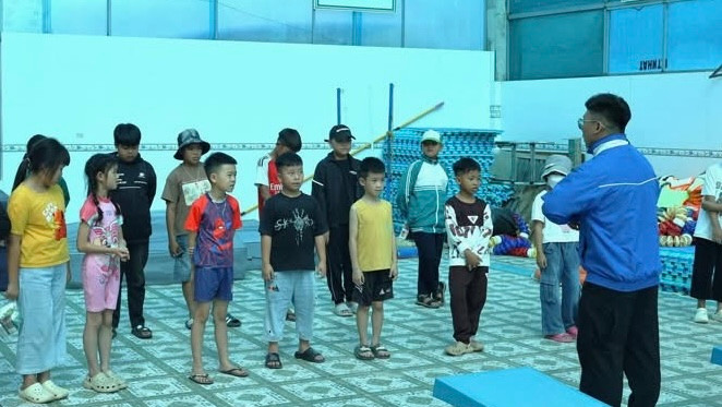 Các em học sinh, thiếu nhi tham gia lớp học bơi an toàn, phòng chống đuối nước.