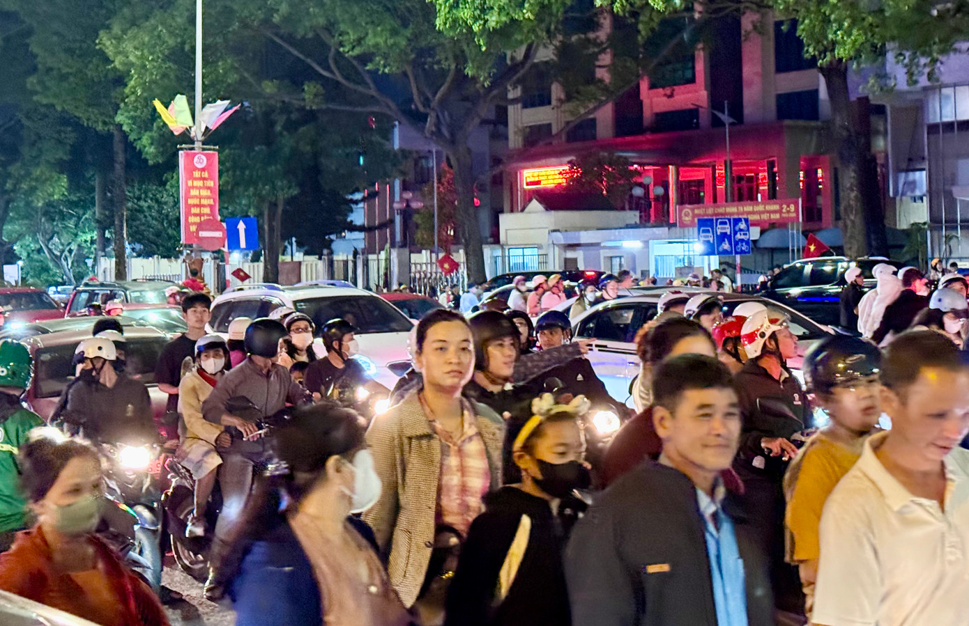 Các phương tiện trên tuyến đường Trần Hưng Đạo không thể nhúc nhích. Các phương tiện trên tuyến đường Trần Hưng Đạo không thể nhúc nhích.