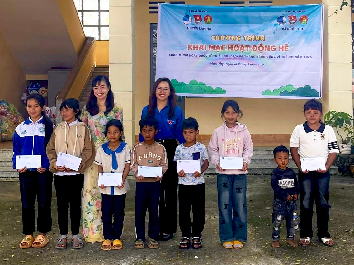 Trao tặng 20 suất học bổng cho các thiếu nhi hoàn cảnh khó khăn trên địa bàn xã Phúc Thọ, huyện Lâm Hà.