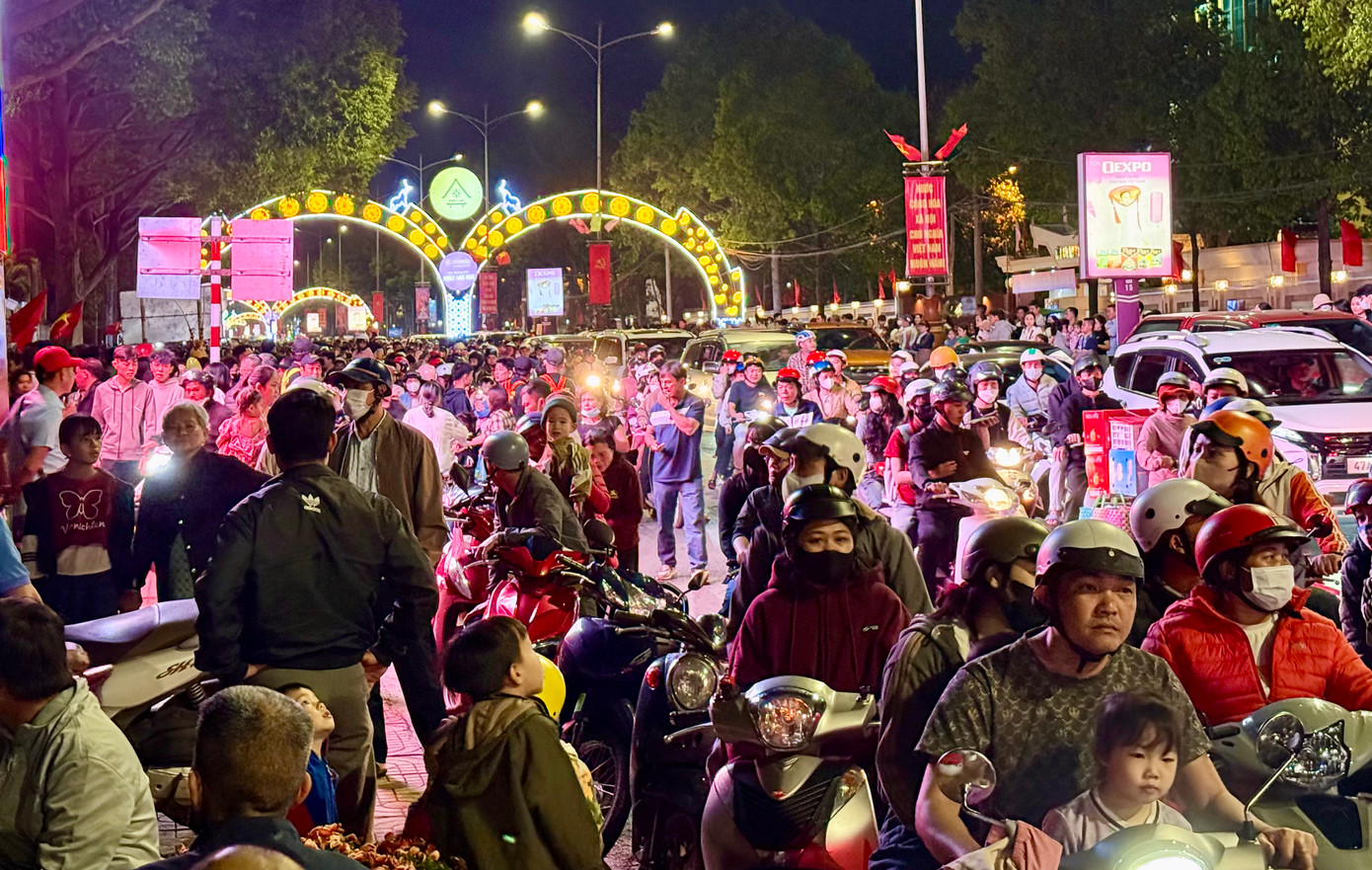 Theo ghi nhận của PV, từ 17h ngày 12/3, các tuyến đường trung tâm TP Buôn Ma Thuột (Đắk Lắk) chật kín phương tiện, dòng người tấp nập. Theo ghi nhận của PV, từ 17h ngày 12/3, các tuyến đường trung tâm TP Buôn Ma Thuột (Đắk Lắk) chật kín phương tiện, dòng người tấp nập.