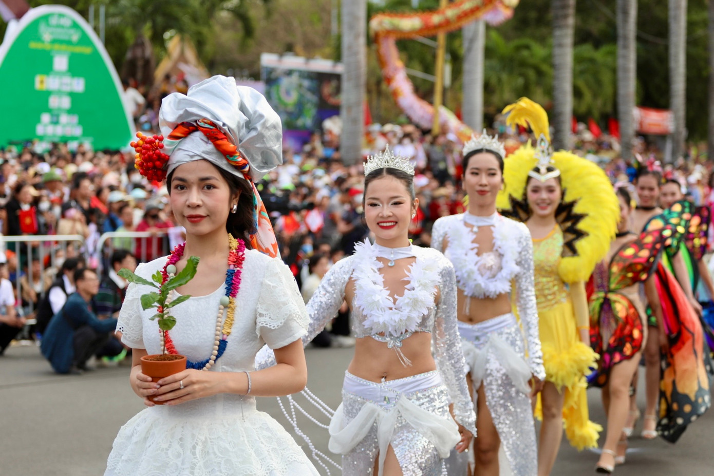 Đoàn nghệ sĩ hóa trang cầm trên tay những chậu cà phê.