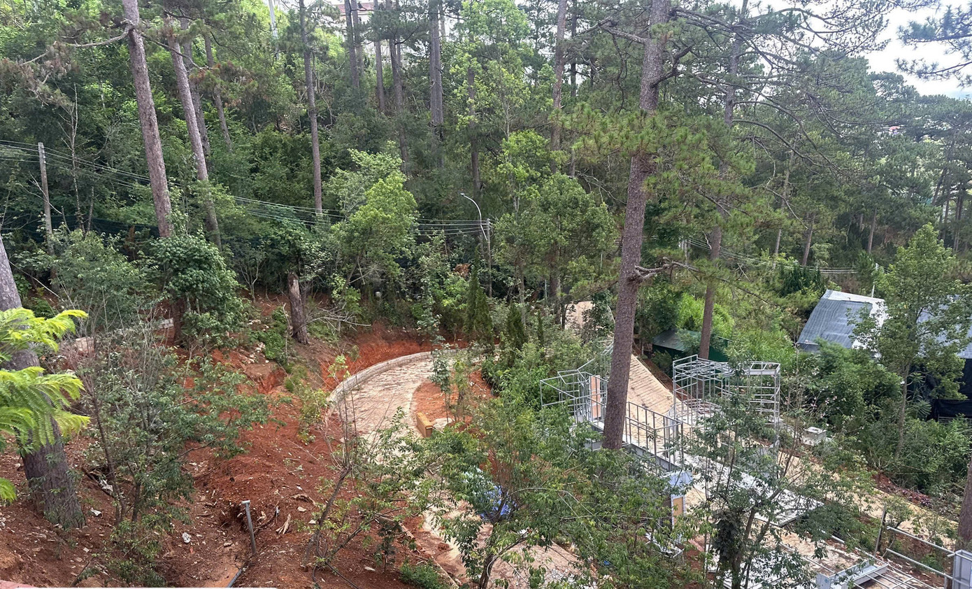 Lực lượng chức năng phát hiện 12 hạng mục vi phạm tại khu du lịch sinh thái Rừng Lá Phong. Lực lượng chức năng phát hiện 12 hạng mục vi phạm tại khu du lịch sinh thái Rừng Lá Phong.