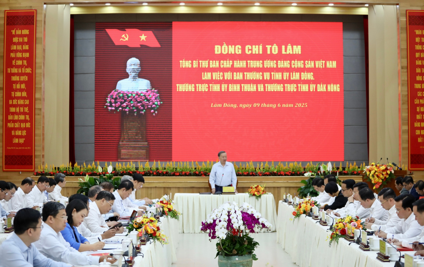 Quang cảnh buổi làm việc. Quang cảnh buổi làm việc.