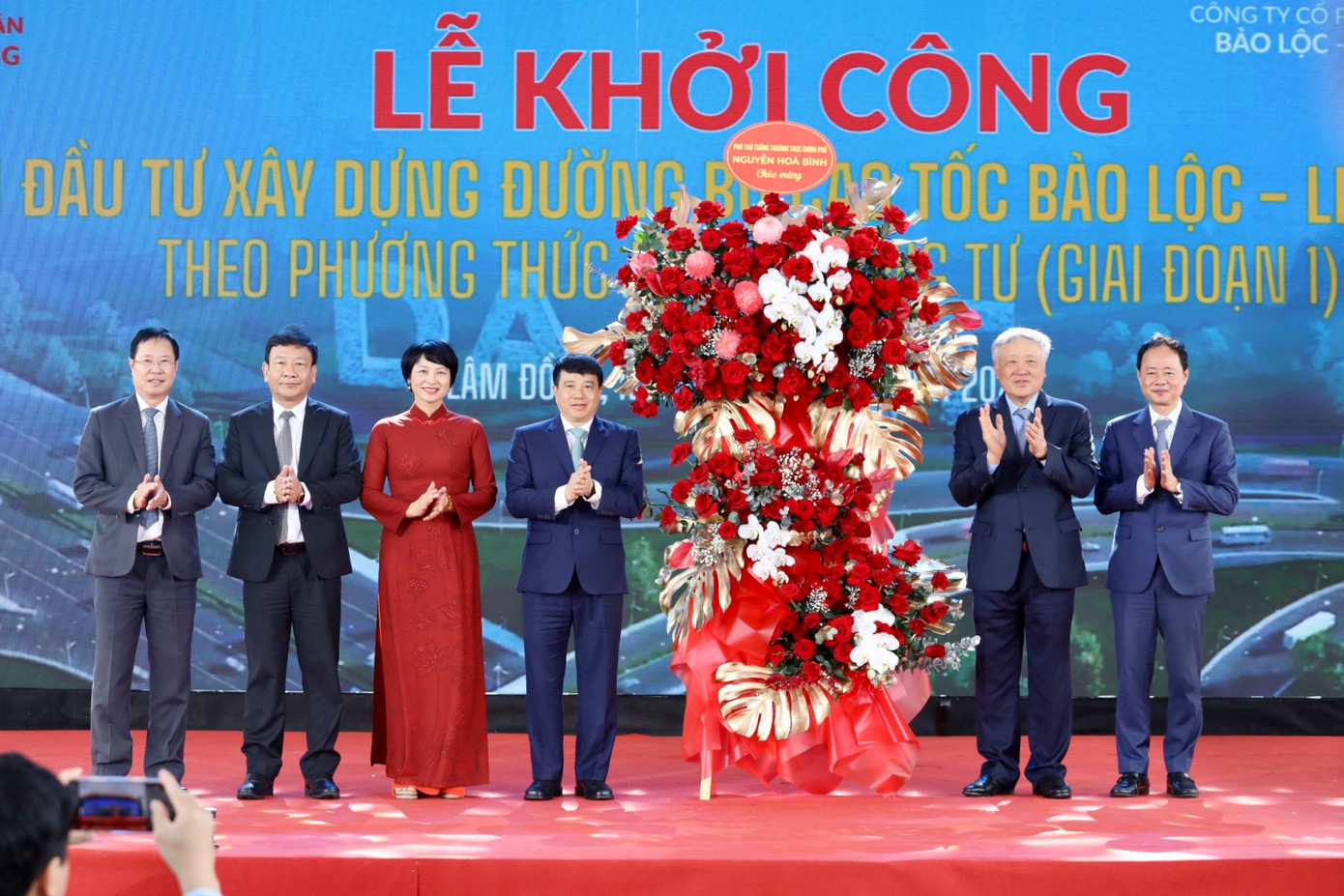 Phó Thủ tướng Thường trực Chính phủ Nguyễn Hòa Bình đề nghị UBND tỉnh Lâm Đồng hiện tại và chính quyền tỉnh mới (sau khi sáp nhập, từ 1/7) phải tập trung chỉ đạo, phối hợp chặt chẽ với liên danh nhà đầu tư để đảm bảo dự án được thi công đúng tiến độ, chất lượng và an toàn.