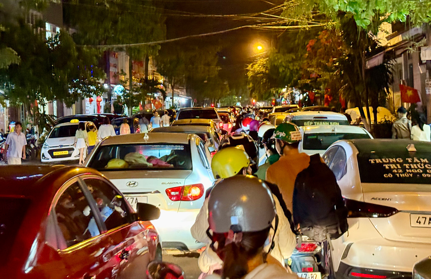 Tại tuyến đường Trần Hưng Đạo cũng chật kín phương tiện, nhiều người phải chen ngang ô tô để qua đường. Tại tuyến đường Trần Hưng Đạo cũng chật kín phương tiện, nhiều người phải chen ngang ô tô để qua đường.