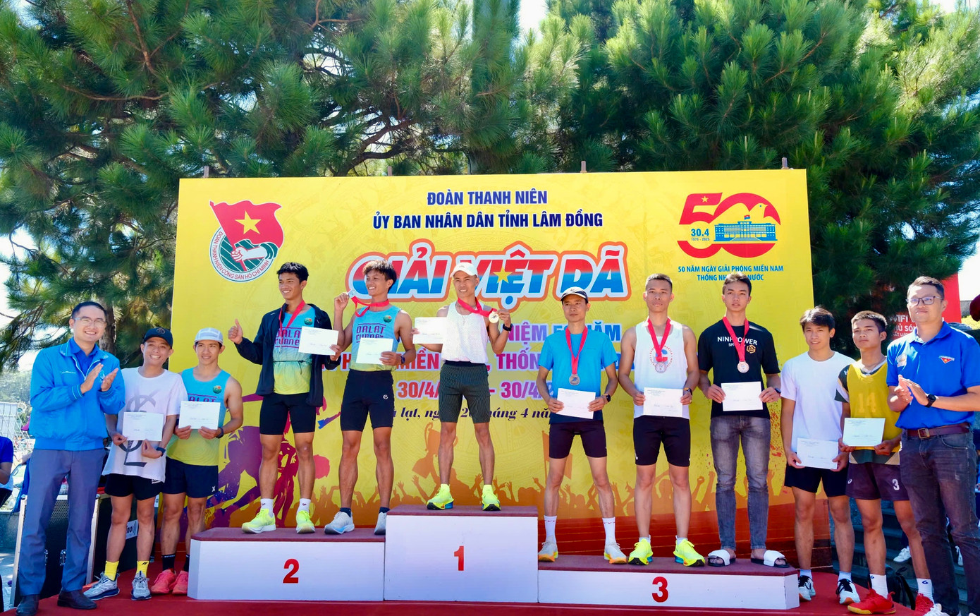 Ban Tổ chức trao chứng nhận, huy chương và tiền thưởng cho các vận động viên xuất sắc ở mỗi nội dung thi đấu.