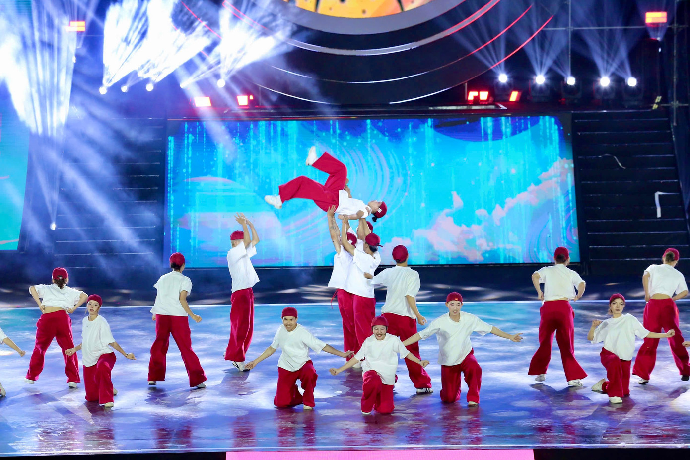 22 tiết mục vũ đạo đậm chất Việt, kết nối đam mê và lan tỏa tinh thần dân tộc qua từng bước nhảy. 22 tiết mục vũ đạo đậm chất Việt, kết nối đam mê và lan tỏa tinh thần dân tộc qua từng bước nhảy.