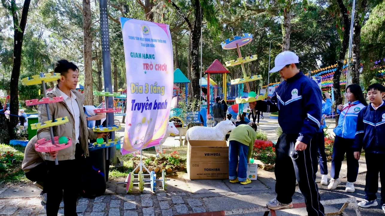 Các gian hàng trò chơi có thưởng như: Puzzie màu sắc, đĩa ba tầng chuyền banh, vòng xoay thử thách, chinh phục thành tích,.. thu hút học sinh, thiếu nhi tham gia.
