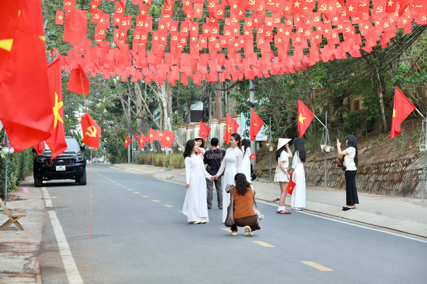 Những ngày này, các con đường cờ ở Đà Lạt (Lâm Đồng) trở thành điểm check-in yêu thích của giới trẻ và du khách.
