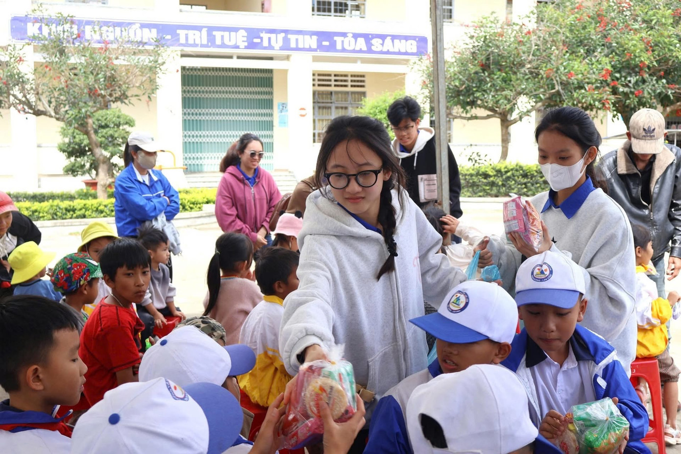 Trao tặng học bổng và quà cho các em thiếu niên, nhi đồng.
