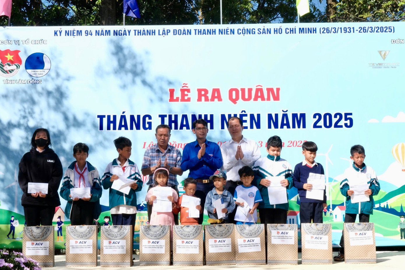 Tỉnh Đoàn Lâm Đồng cùng mạnh thường quân trao tặng nhiều món quà, công trình cho học sinh và đoàn xã. Tỉnh Đoàn Lâm Đồng cùng mạnh thường quân trao tặng nhiều món quà, công trình cho học sinh và đoàn xã.