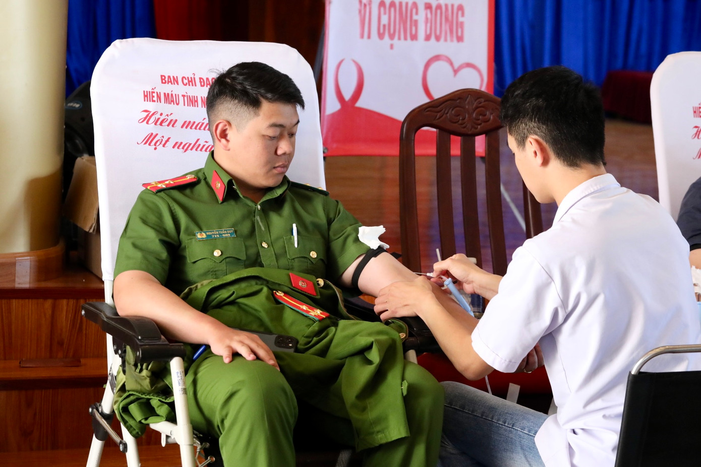 Thượng úy Nguyễn Tuấn Duy - Công an phường 7 tranh thủ tới điểm hiến máu khi vừa xong việc.