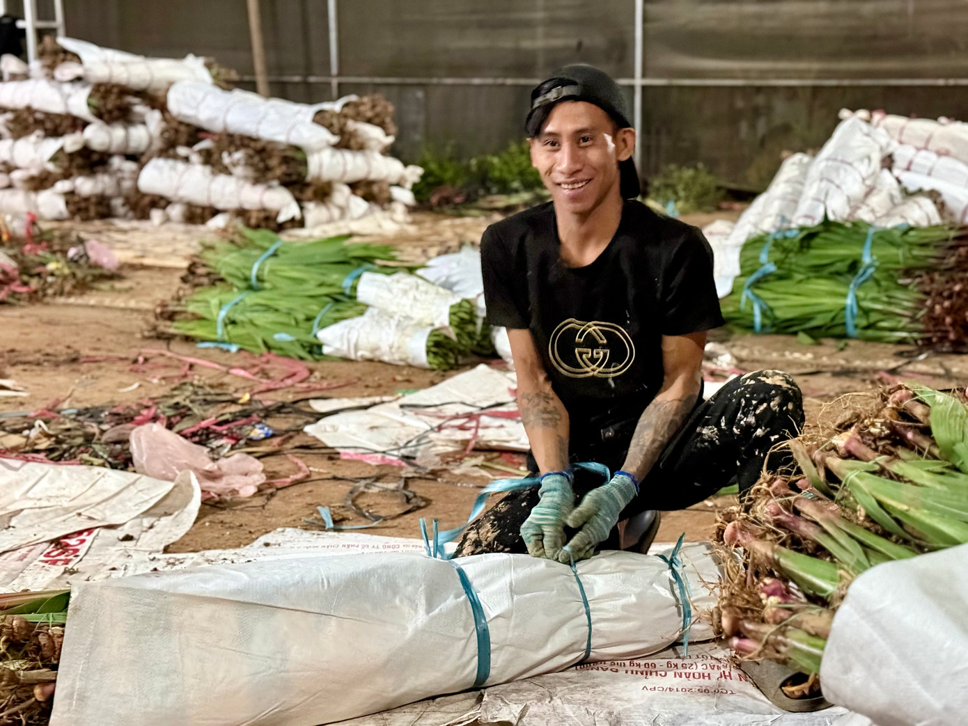 Chị Chương cho biết mỗi ngày chị thuê khoảng 30 người, làm việc trong 3 ngày. Thời gian làm việc từ 8-17 giờ, tuy nhiên nhiều hôm phải làm đến tận 3h ngày hôm sau vì lượng hoa lớn, xe vận chuyển chậm chuyến. Ảnh: Thái Lâm.