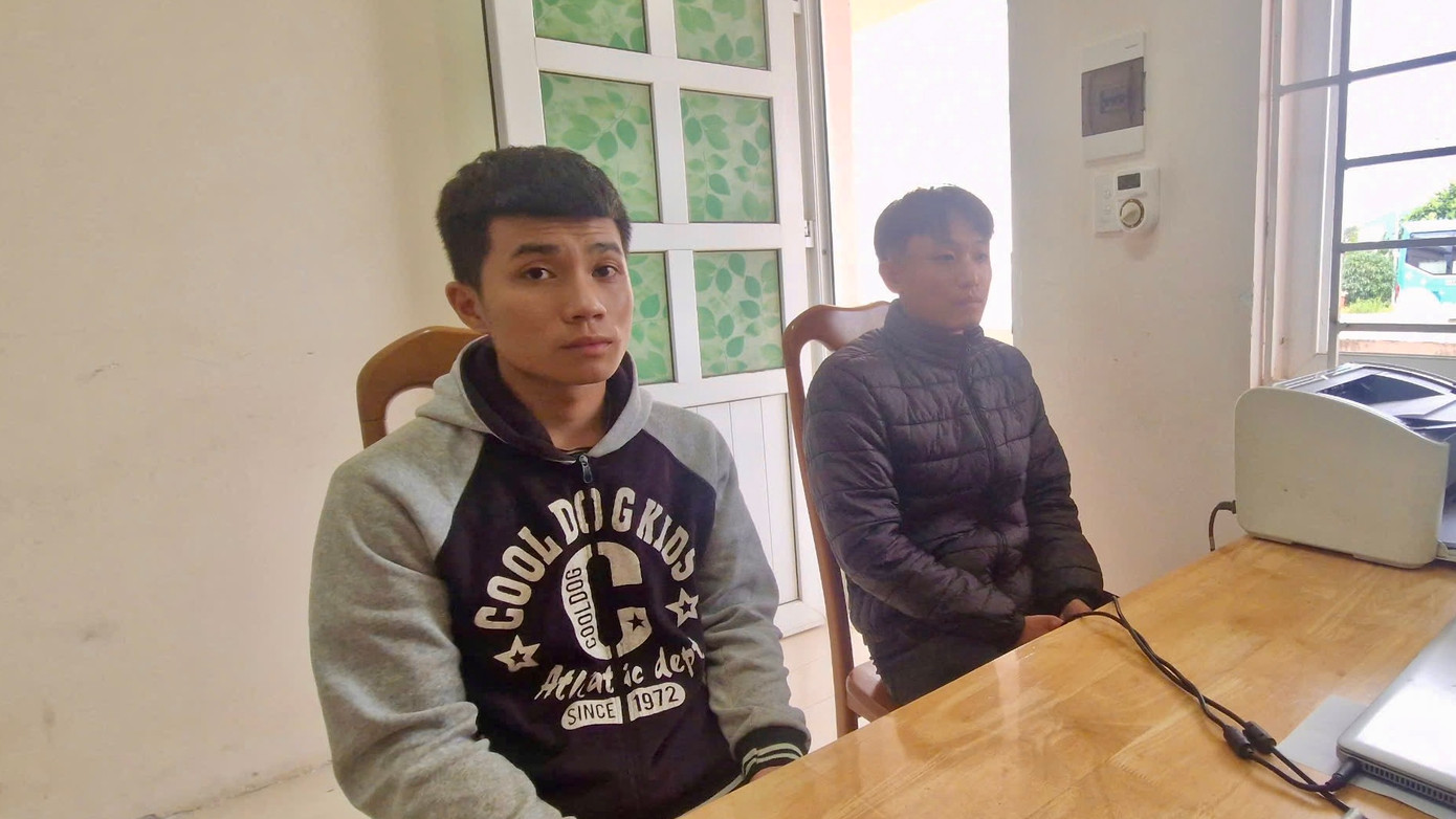 Đối tượng Nguyễn Minh Hiếu (bên trái) tại cơ quan công an. Đối tượng Nguyễn Minh Hiếu (bên trái) tại cơ quan công an.