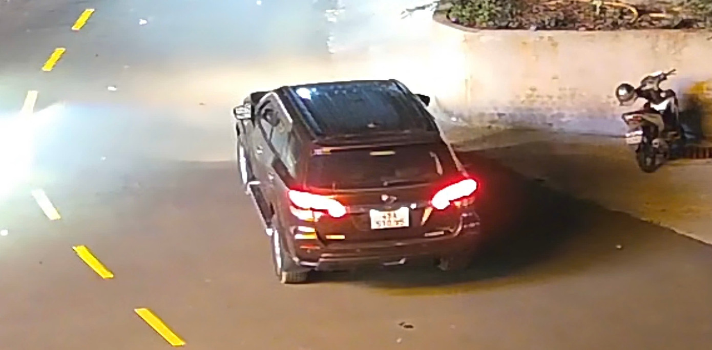 Xe ô tô gây tai nạn là loại xe SUV màu tối (đen hoặc tím).