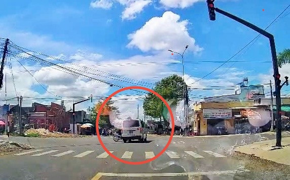 Xe cứu thương vượt đèn đỏ nhưng không bật còi ưu tiên.