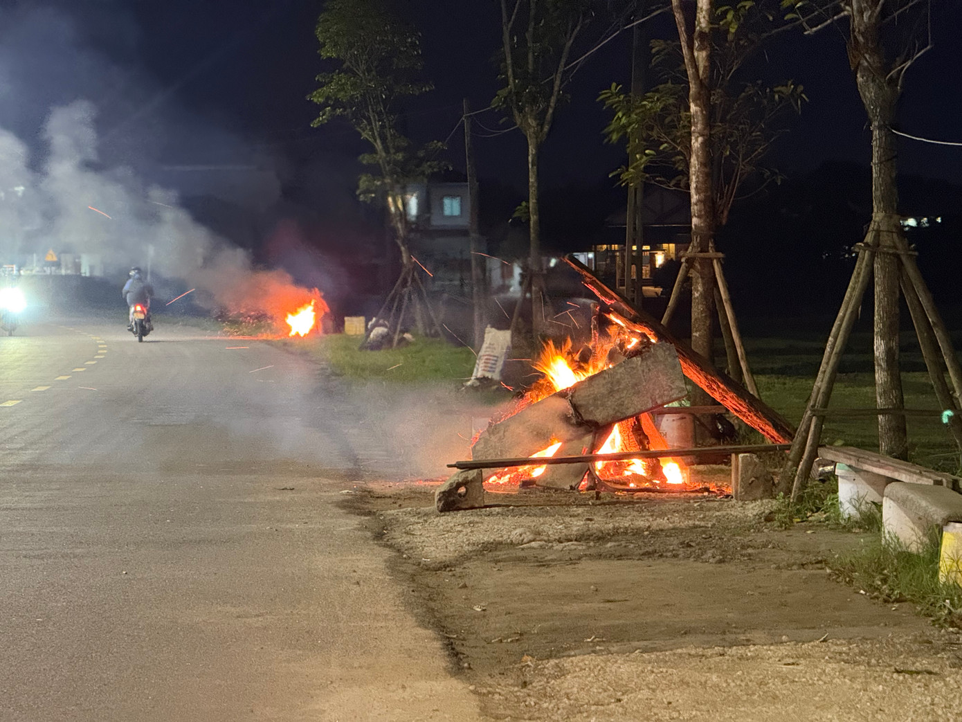 Người dân dọc đường trên địa bàn thị xã Kỳ Anh đốt lửa chào đón năm mới. Người dân dọc đường trên địa bàn thị xã Kỳ Anh đốt lửa chào đón năm mới.