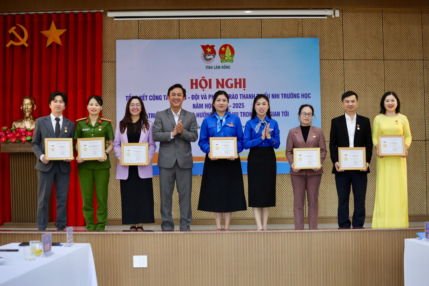 Trao tặng bằng khen, Kỷ niệm chương &apos;Vì thế hệ trẻ&apos; cho các cá nhân xuất sắc.