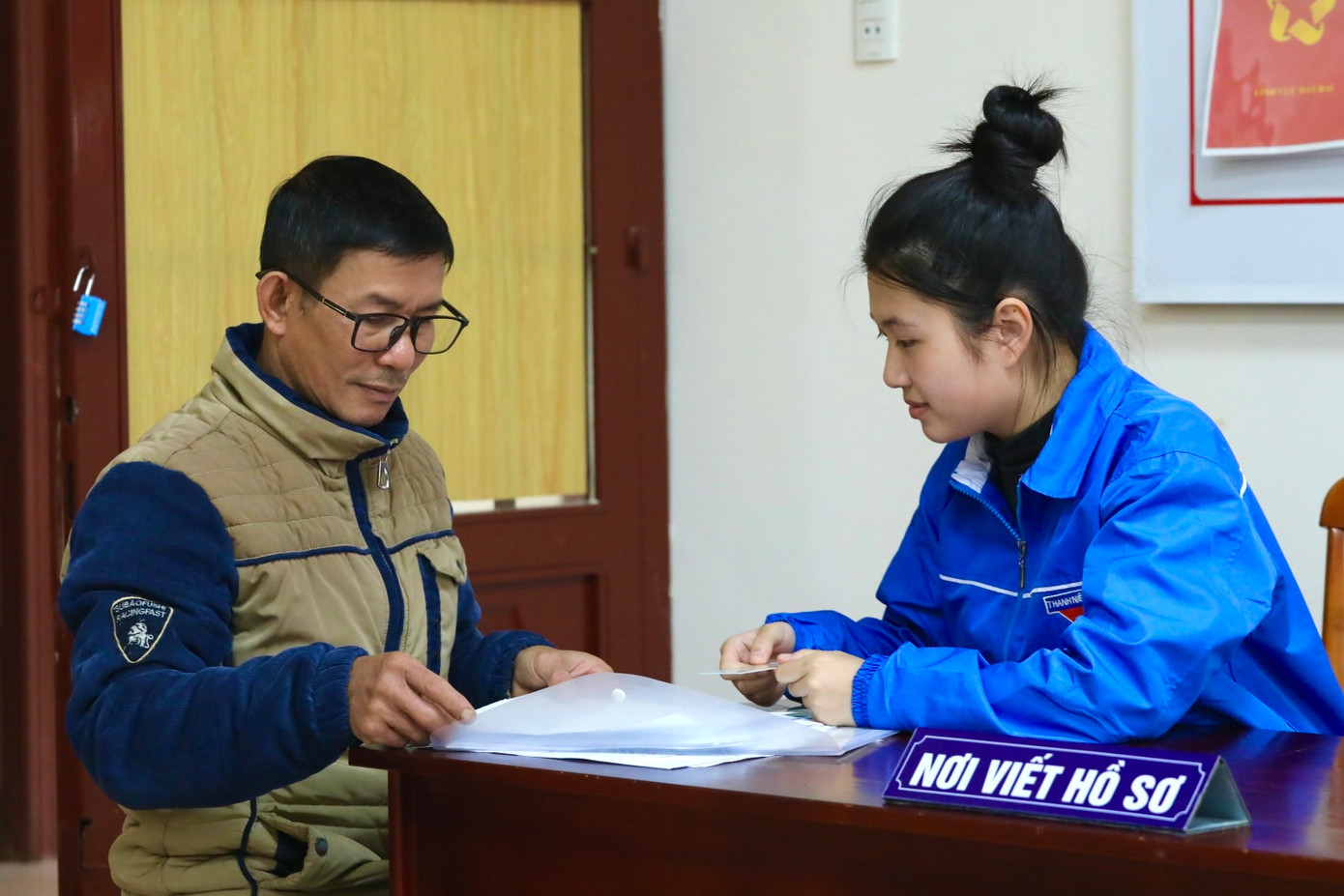 “Mỗi ngày, chúng em hỗ trợ khoảng 300 lượt người dân đến làm thủ tục hành chính. Một ngày giúp hàng trăm, thậm chí hàng nghìn lượt, chúng em vẫn rất vui và thoải mái. Bởi khi người dân ra về, tụi em có hỏi ông bà, anh chị đã hoàn tất thủ tục chưa, họ cười, cảm ơn rối rít&quot;, Hưng phấn khởi chia sẻ.