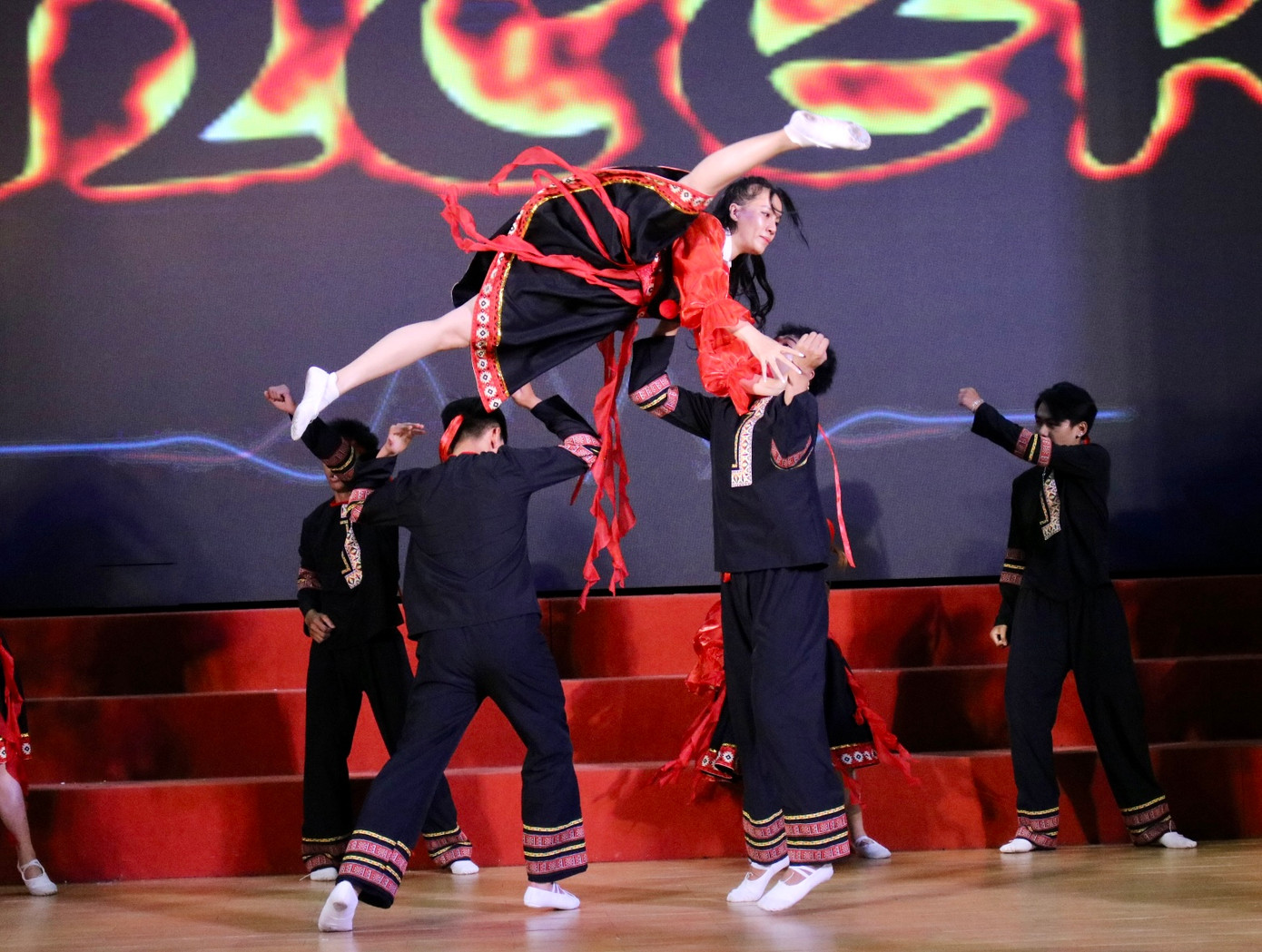 Các tiết mục được tập luyện, chuẩn bị kỹ lưỡng. Các tiết mục được tập luyện, chuẩn bị kỹ lưỡng.