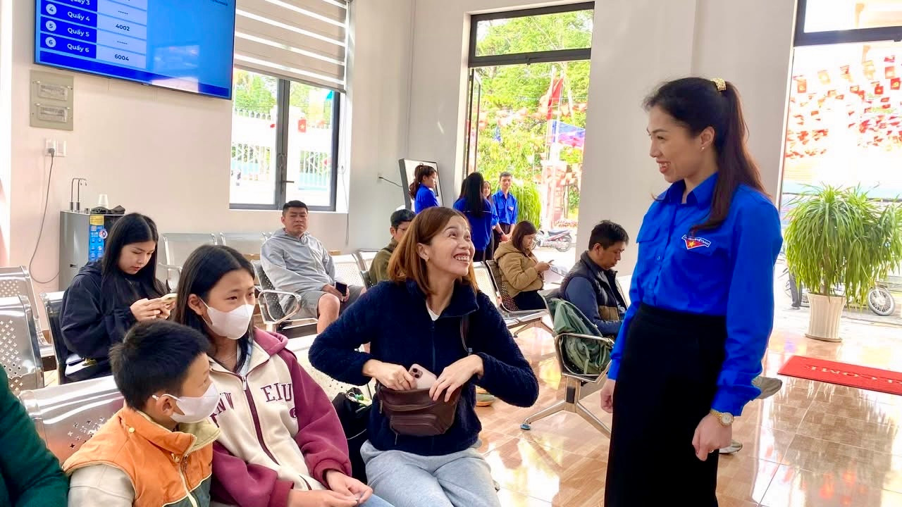 Cũng trong sáng 7/7, Thường trực Tỉnh Đoàn Lâm Đồng đã thành lập các đoàn công tác đến thăm, động viên các đội hình. Tại các cơ sở, Thường trực Tỉnh Đoàn Lâm Đồng ghi nhận tinh thần trách nhiệm, thái độ tận tụy và nỗ lực học hỏi của lực lượng trẻ khi đồng hành cùng chính quyền địa phương trong công cuộc chuyển đổi số và cải cách hành chính.