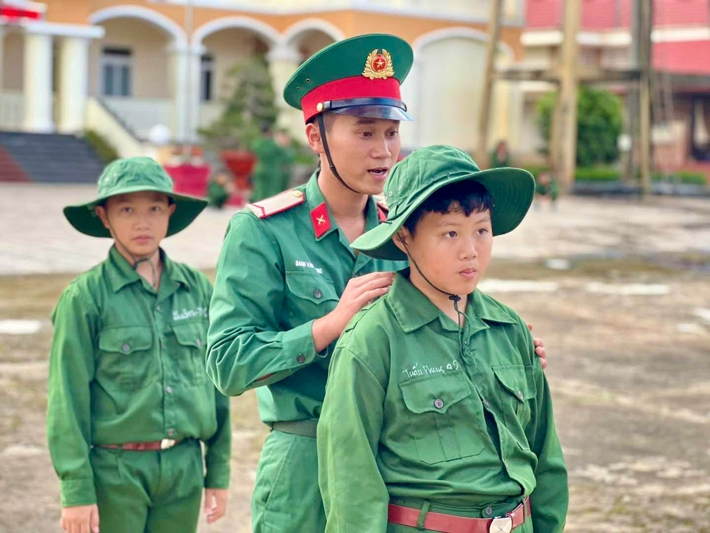 Các 'chiến sĩ nhí' học nghi thức chào điều lệnh Quân đội.