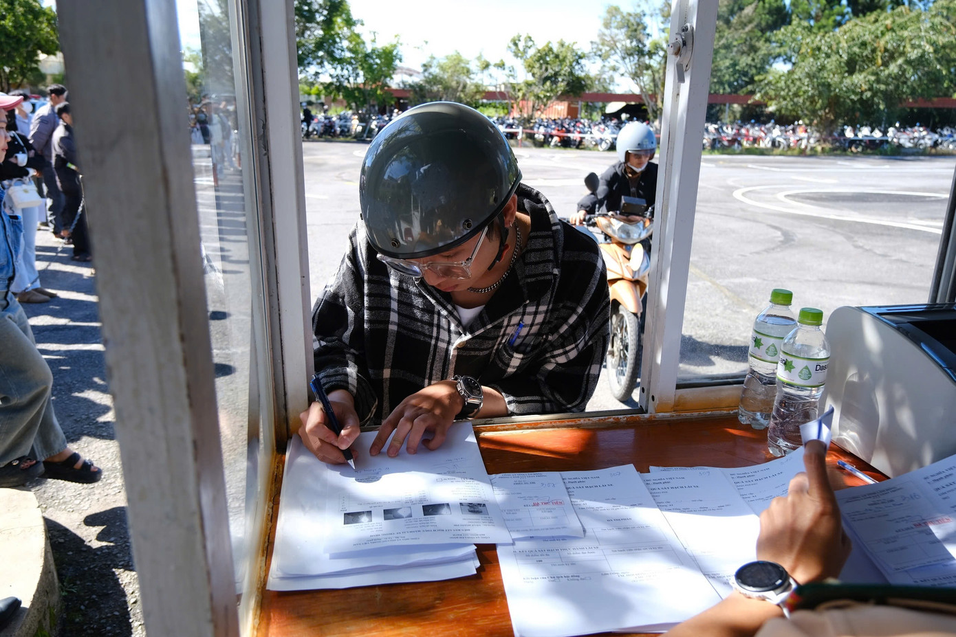 Trong buổi sát hạch lần này, 512 thí sinh được kiểm tra hồ sơ, hướng dẫn thi lý thuyết, sau đó ra sân chạy sa hình và lái xe trên đường.