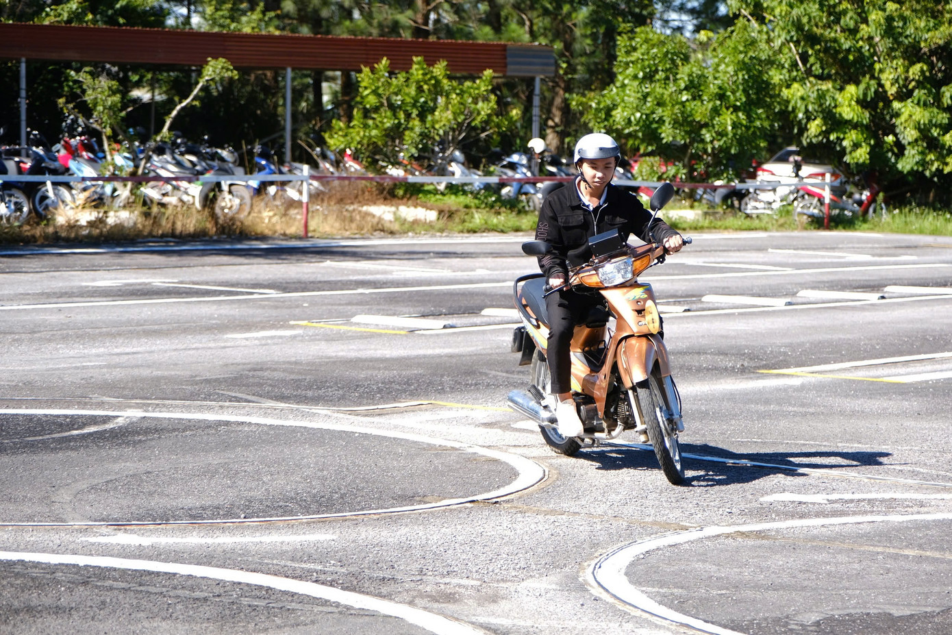 Thí sinh thực hiện phần thi chạy sa hình và lái xe trên đường.