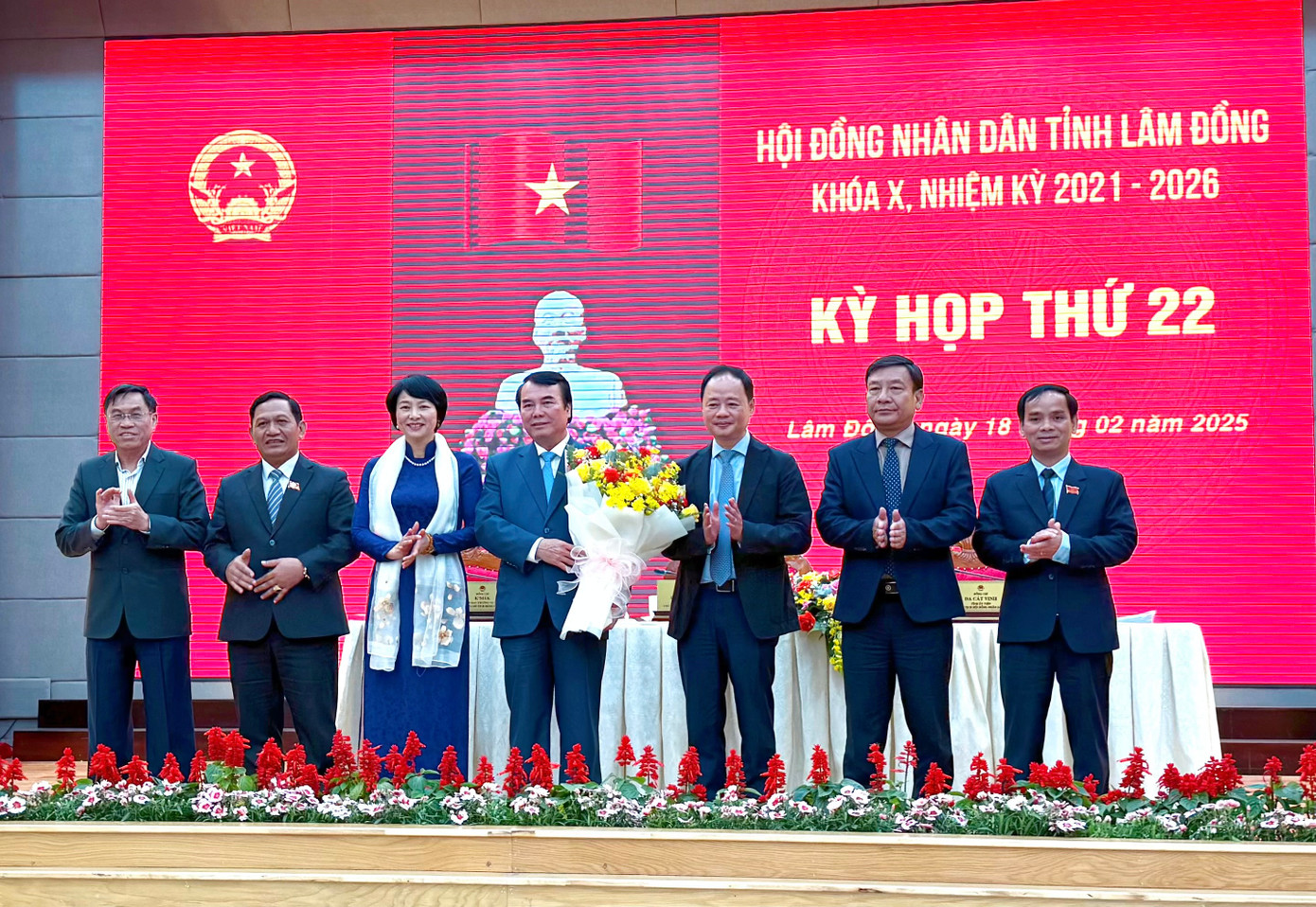 Lãnh đạo tỉnh Lâm Đồng tặng hoa cho ông Phạm S.