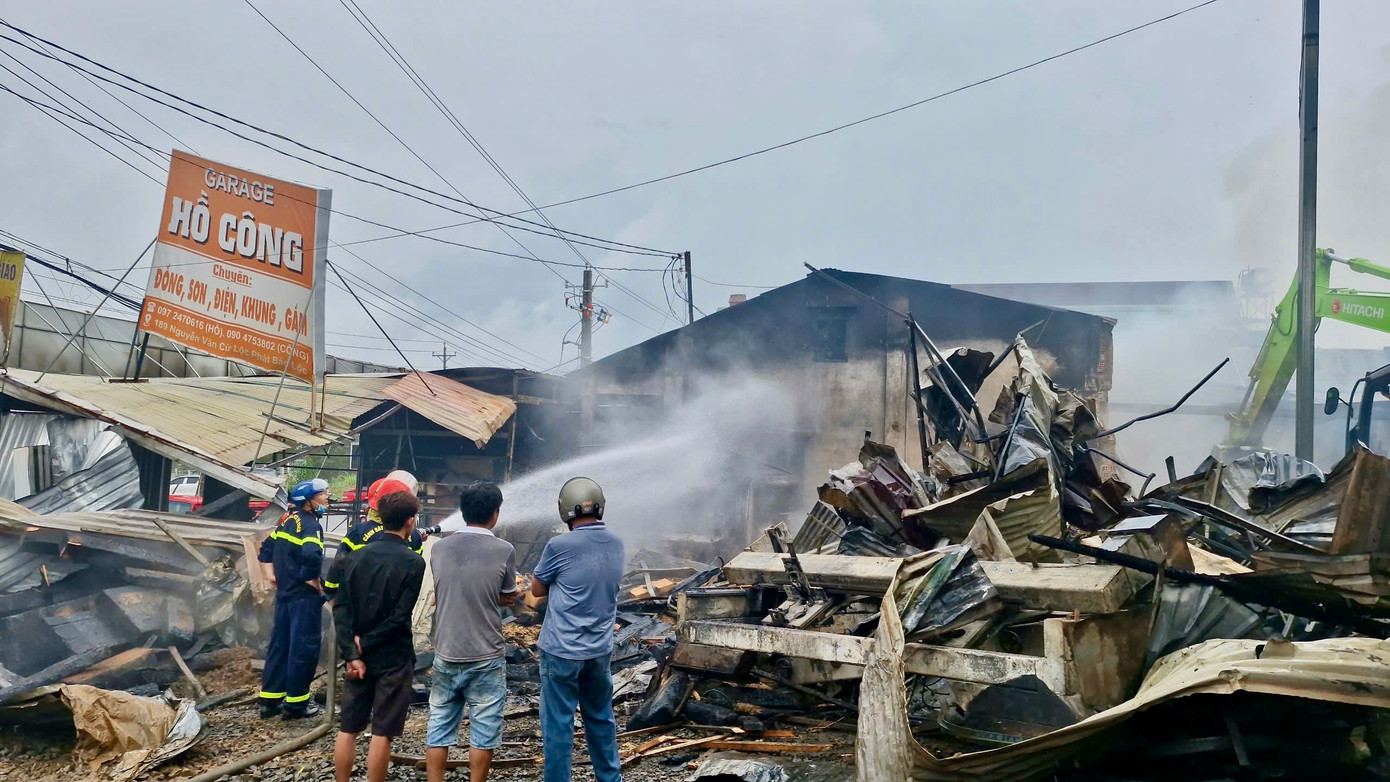 Vụ cháy thiêu rụi gần như toàn bộ máy móc, thiết bị tại xưởng điêu khắc gỗ. Vụ cháy thiêu rụi gần như toàn bộ máy móc, thiết bị tại xưởng điêu khắc gỗ.