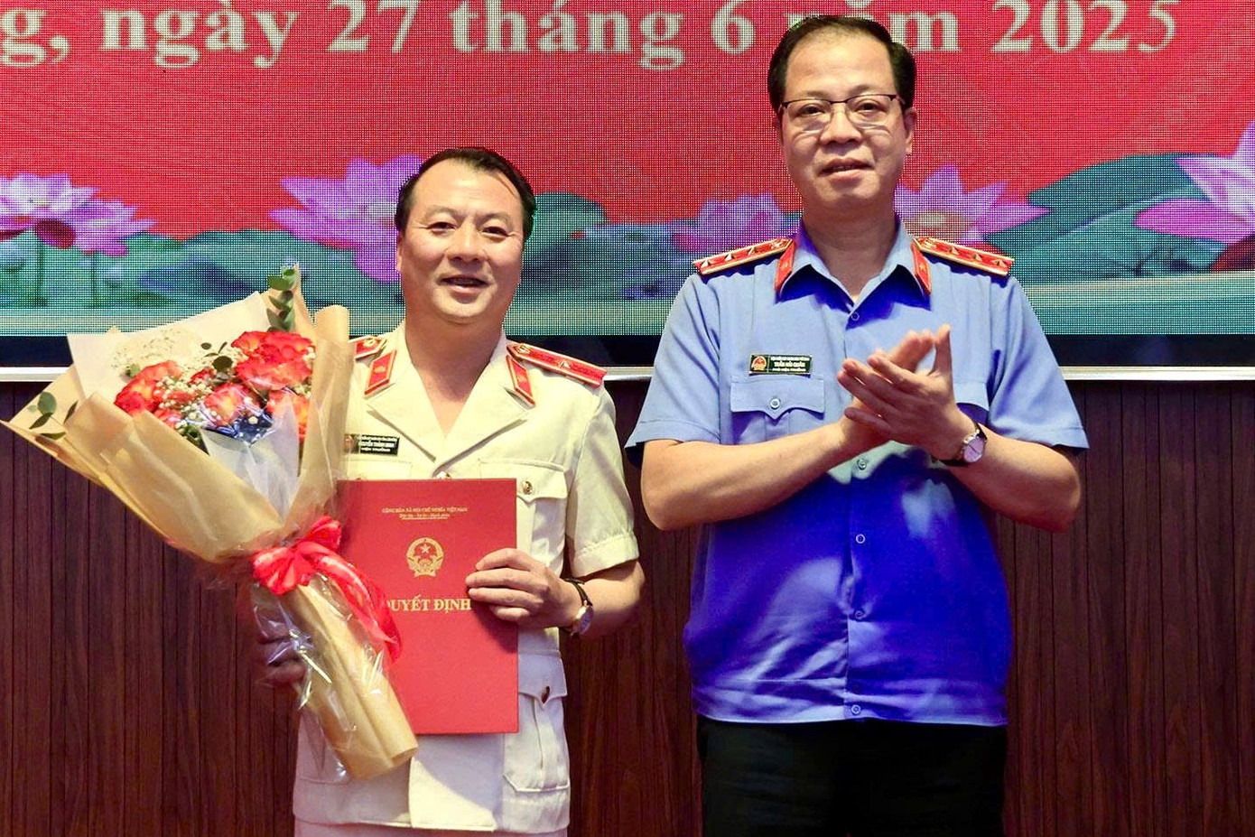 Ông Trần Hải Quân - Phó Viện trưởng Viện KSND tối cao trao Quyết định bổ nhiệm chức vụ Viện trưởng Viện KSND tỉnh Lâm Đồng (mới) cho ông Nguyễn Thành Minh. Ông Trần Hải Quân - Phó Viện trưởng Viện KSND tối cao trao Quyết định bổ nhiệm chức vụ Viện trưởng Viện KSND tỉnh Lâm Đồng (mới) cho ông Nguyễn Thành Minh.