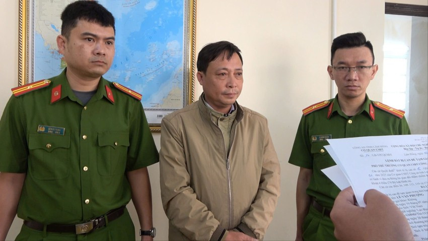 Công an tỉnh Lâm Đồng đọc lệnh bắt tạm giam đối với Lê Văn Phượng. Công an tỉnh Lâm Đồng đọc lệnh bắt tạm giam đối với Lê Văn Phượng.