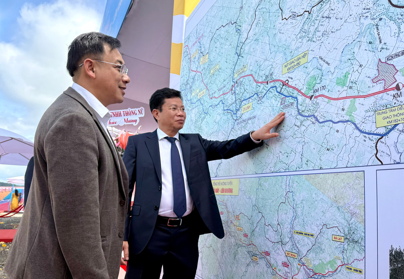 “Cao tốc không chỉ là tuyến đường giao thông mà còn là con đường phát triển, biểu tượng cho sự đồng thuận, quyết tâm và khát vọng vươn lên của Đảng bộ, chính quyền và nhân dân Lâm Đồng. Mỗi con đường được mở ra là một chân trời mới được rộng mở”, Chủ tịch UBND tỉnh Lâm Đồng nhấn mạnh. Trong ảnh: Đại biểu tìm hiểu tuyến cao tốc.