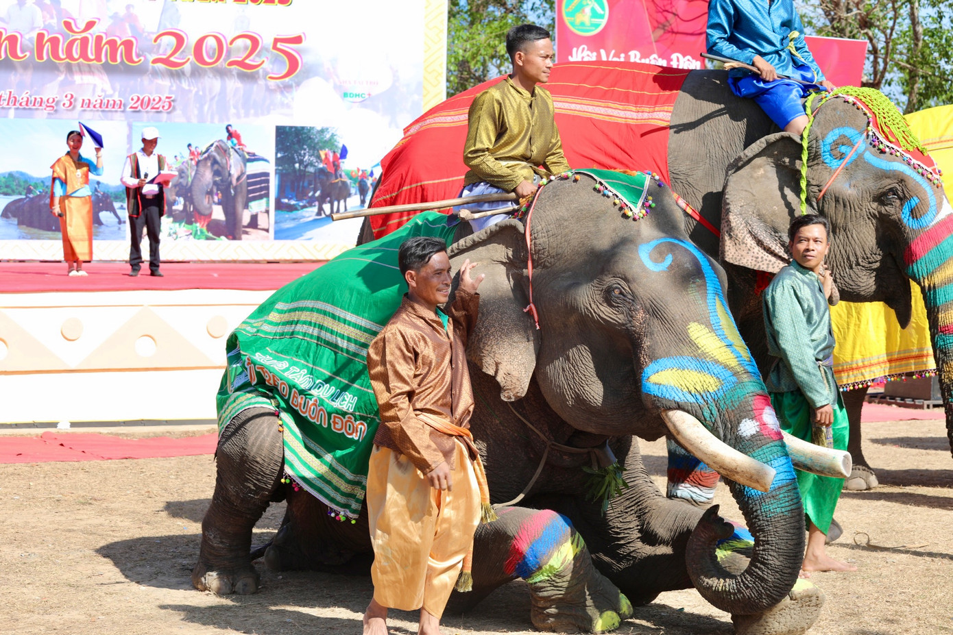 Chú voi Y Gen do nài voi Y Ri Ca Ryă, xã Krông Na điều khiển cúi chào khán giả. Y Gen đã đạt nhiều thành tích trong các hoạt động của địa phương cũng như các mùa lễ hội.