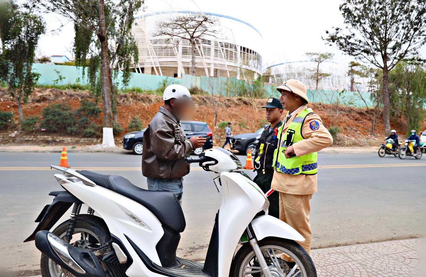 Trong 7 ngày thực hiện Nghị định 168, Công an TP Đà Lạt đã dừng kiểm soát 1.114 lượt phương tiện có dấu hiệu vi phạm (474 ô tô và 640 mô tô). Trong đó, lực lượng lập biên bản xử phạt hành chính 98 trường hợp vi phạm với các lỗi chủ yếu như đậu đỗ không đúng quy định, nồng độ cồn, vi phạm tốc độ,...