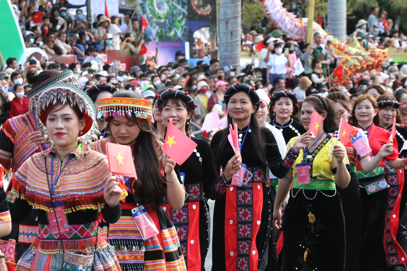 Lung linh sắc màu các bộ trang phục dân tộc.