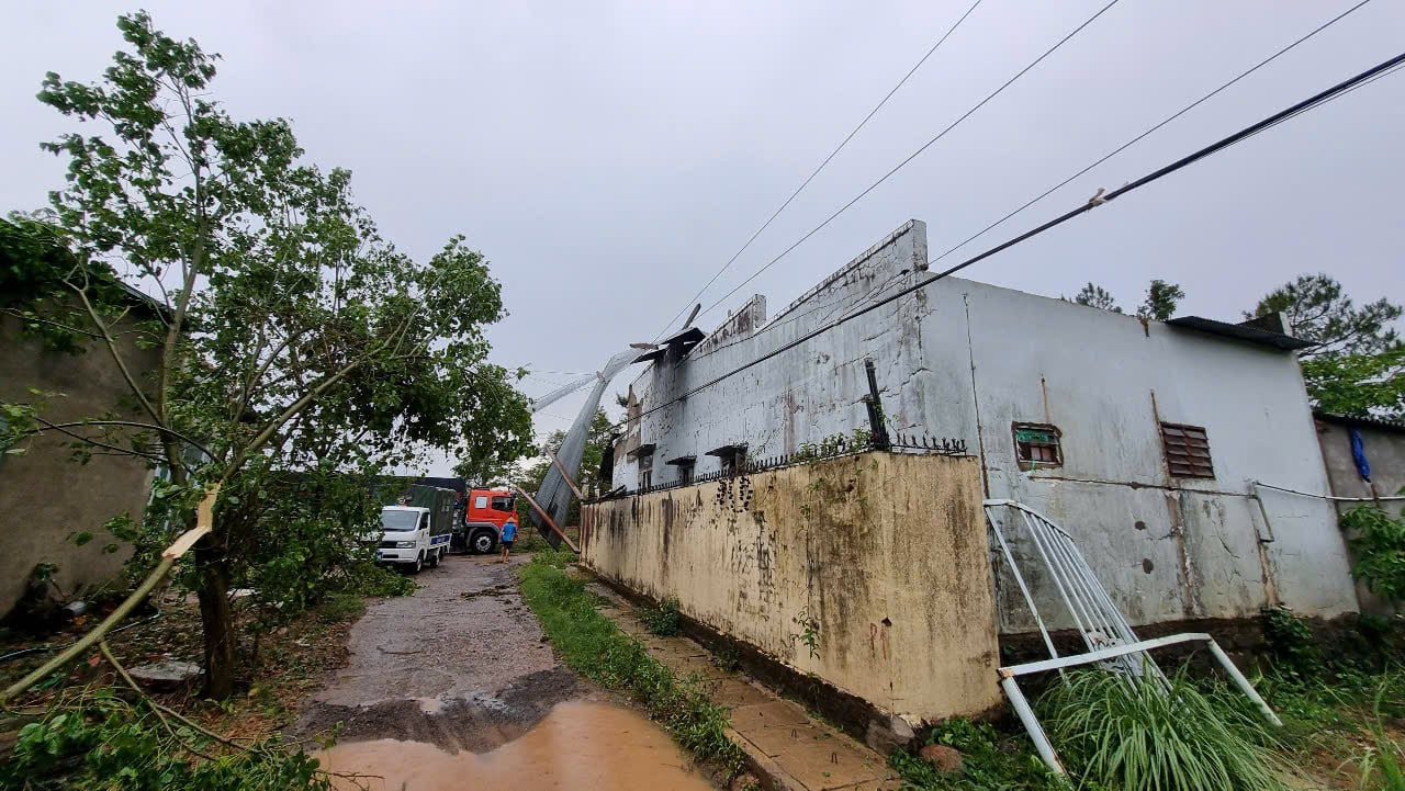 Mưa đá kèm lốc xoáy xuất hiện, kéo dài hơn 30 phút.