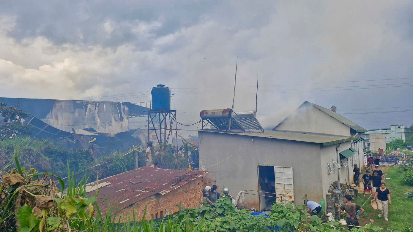 Cột khói bốc cao hàng chục mét. Cột khói bốc cao hàng chục mét.